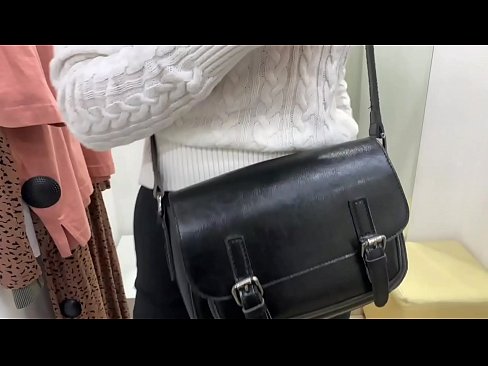 ❤️ Masturbazione publica di a ghjovana cagna FeralBerry cù un dildo in a sala di prove ☑ Solo porno à co.robosexshop.ru ❤