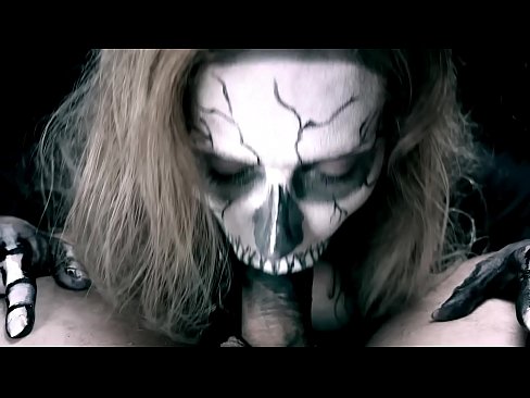 ❤️ Ragazza demonia chì succhia u cazzo cù a so bocca nera è ingoia cum. ☑ Solo porno à co.robosexshop.ru ❤